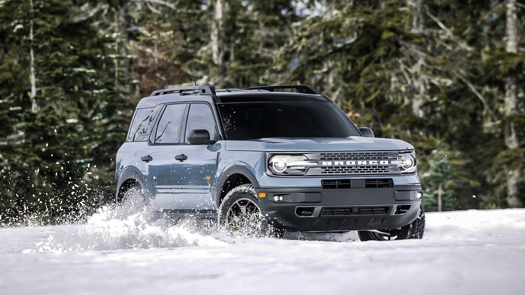 Ford Bronco in de sneeuw