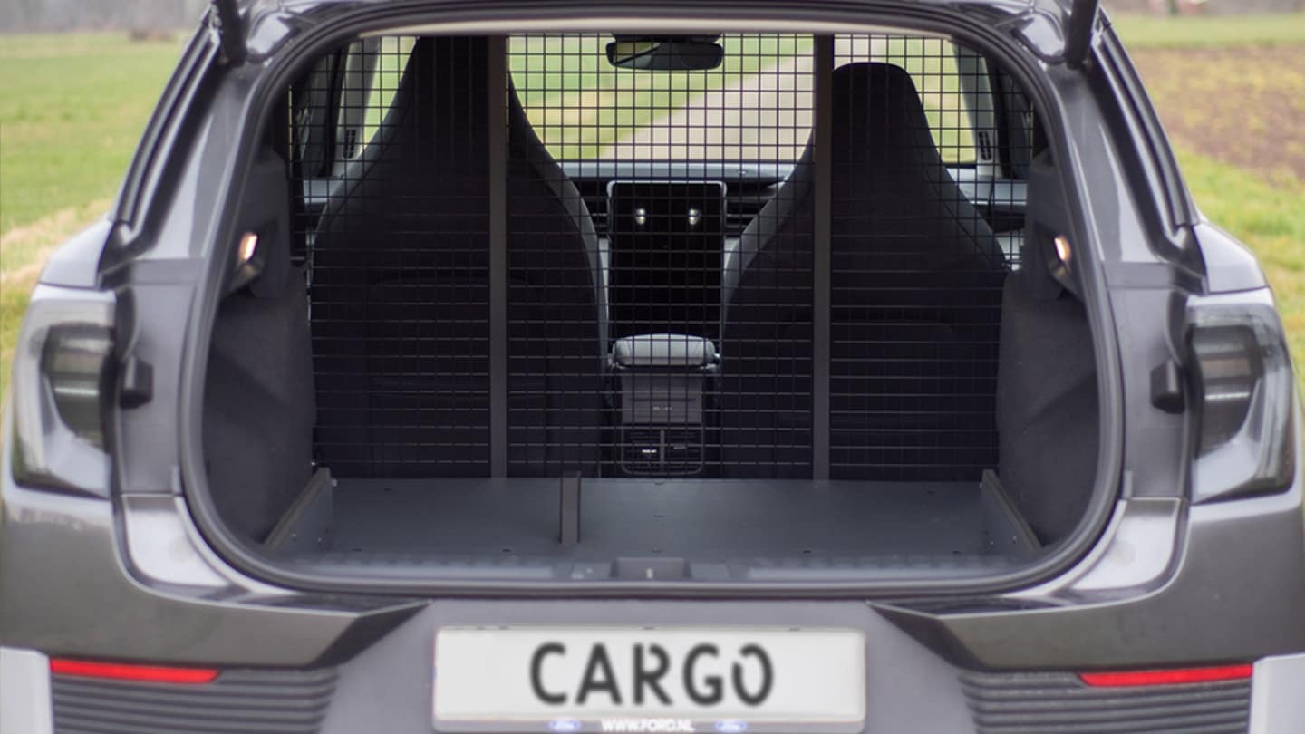 Achteraanzicht van een Ford Explorer Cargo met open achterklep, met een laadruimtekooi.