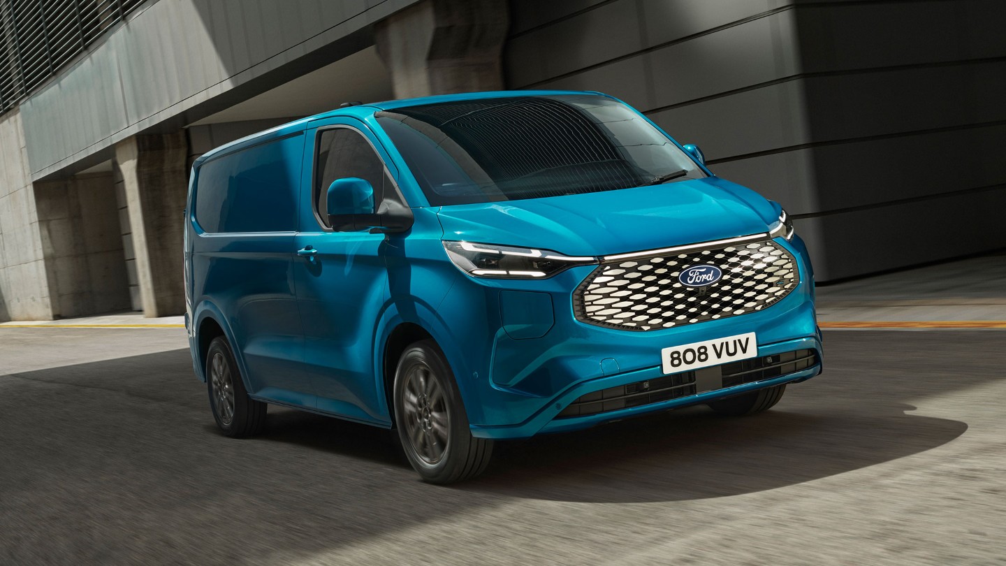 Een blauwe E-Transit Custom staat geparkeerd, zijaanzicht