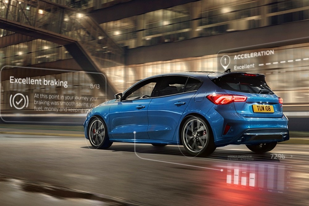 Blauwe Ford Focus ST die door de stad rijdt