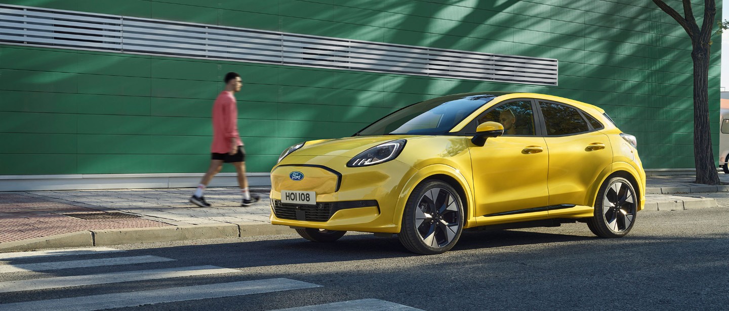 Een gele elektrische Ford Puma Gen-E® geparkeerd naast een grijze EcoBoost® Ford Puma® op benzine. 