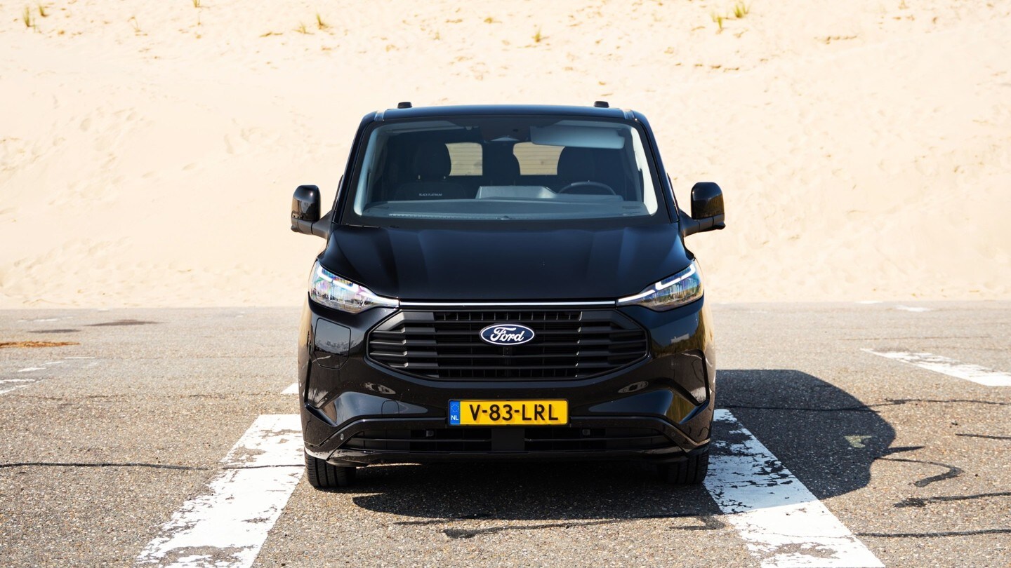 De zwarte Transit Custom PHEV Black Platinum geparkeerd, vooraanzicht.