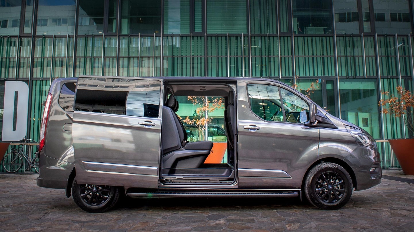 De zijdeur open van de Ford Transit Custom Platinum