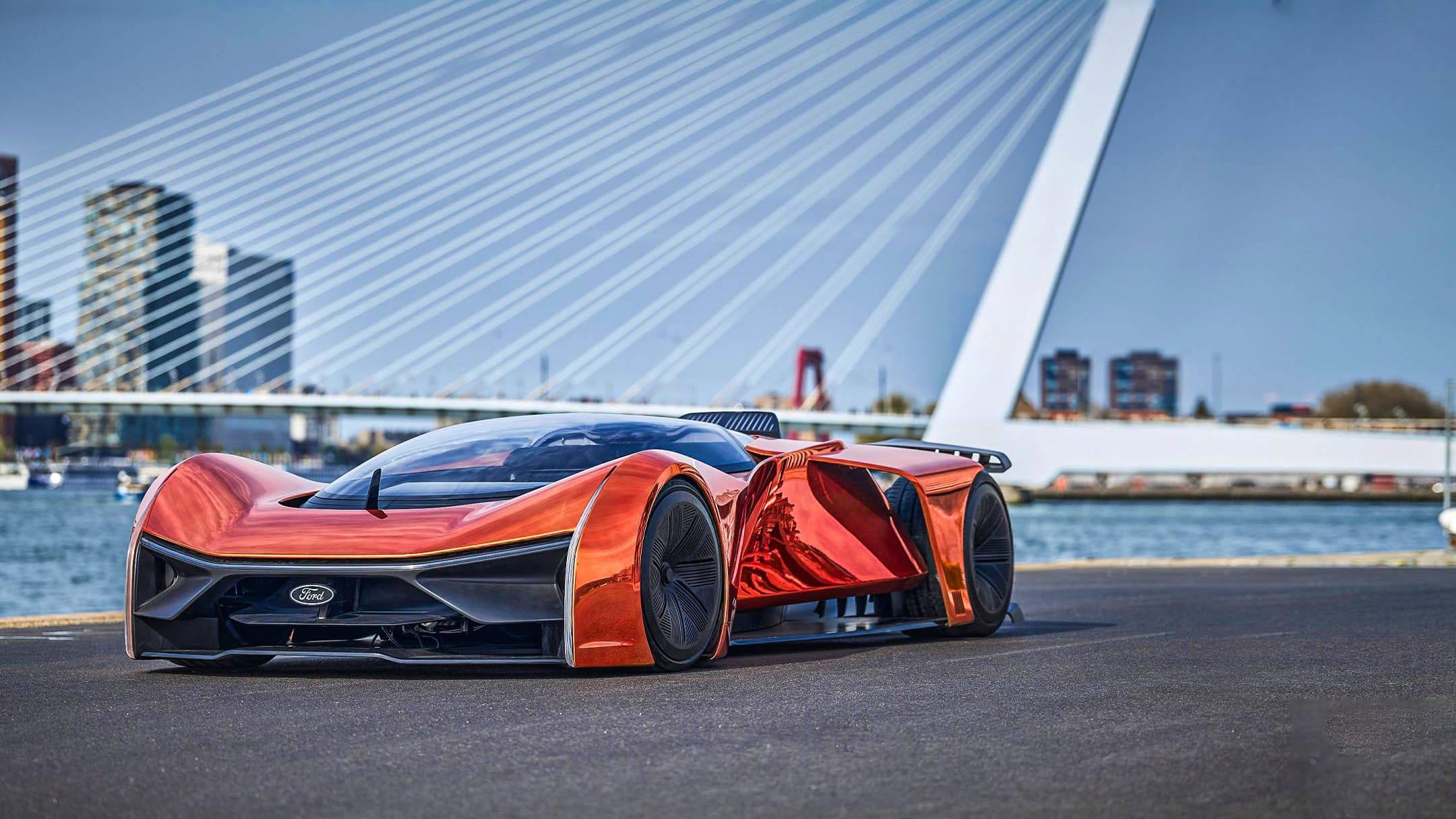 Fordzilla P1 in het oranje op straat 