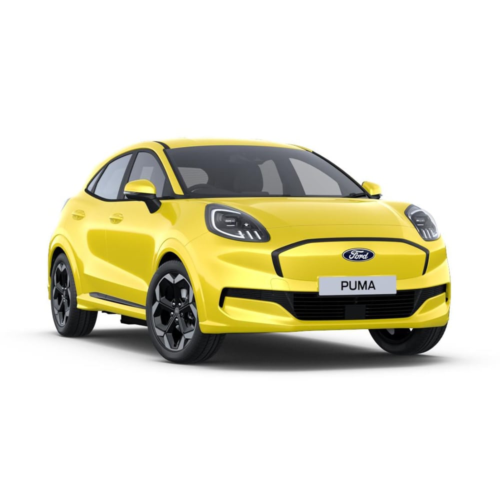 Een gele Elektrische Ford Puma Gen-E staat geparkeerd met op de achtergrond de zee