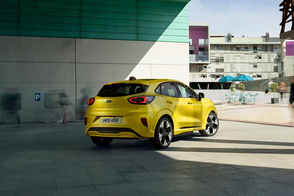 Gele Elektrische Ford Puma Gen-e staat stil en geparkeerd