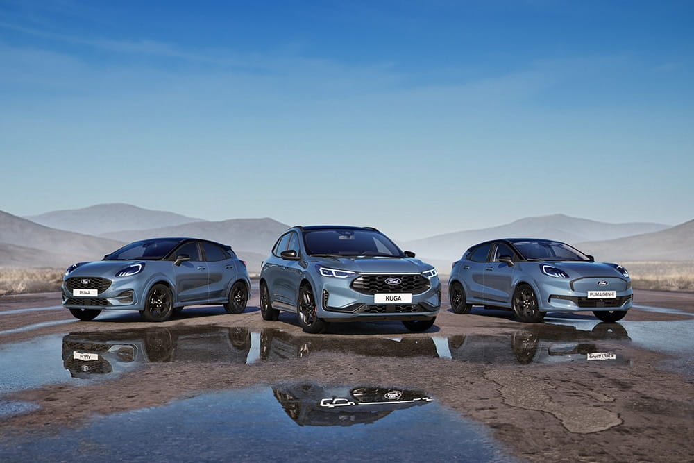De drie bluecruise editions op een rij: Ford Puma, Kuga en Puma Gen-E met op de achtergrond bergen.