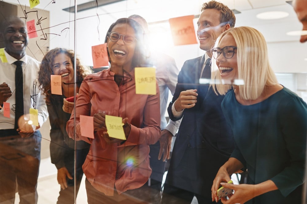 Groep Ford-medewerkers brainstormt