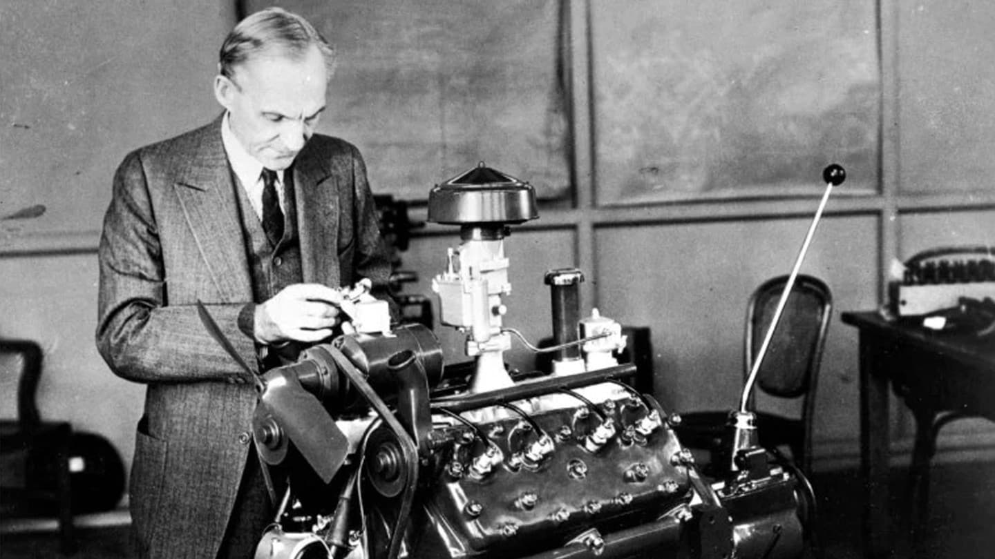 Henry Ford inspecteert de Ford-motor