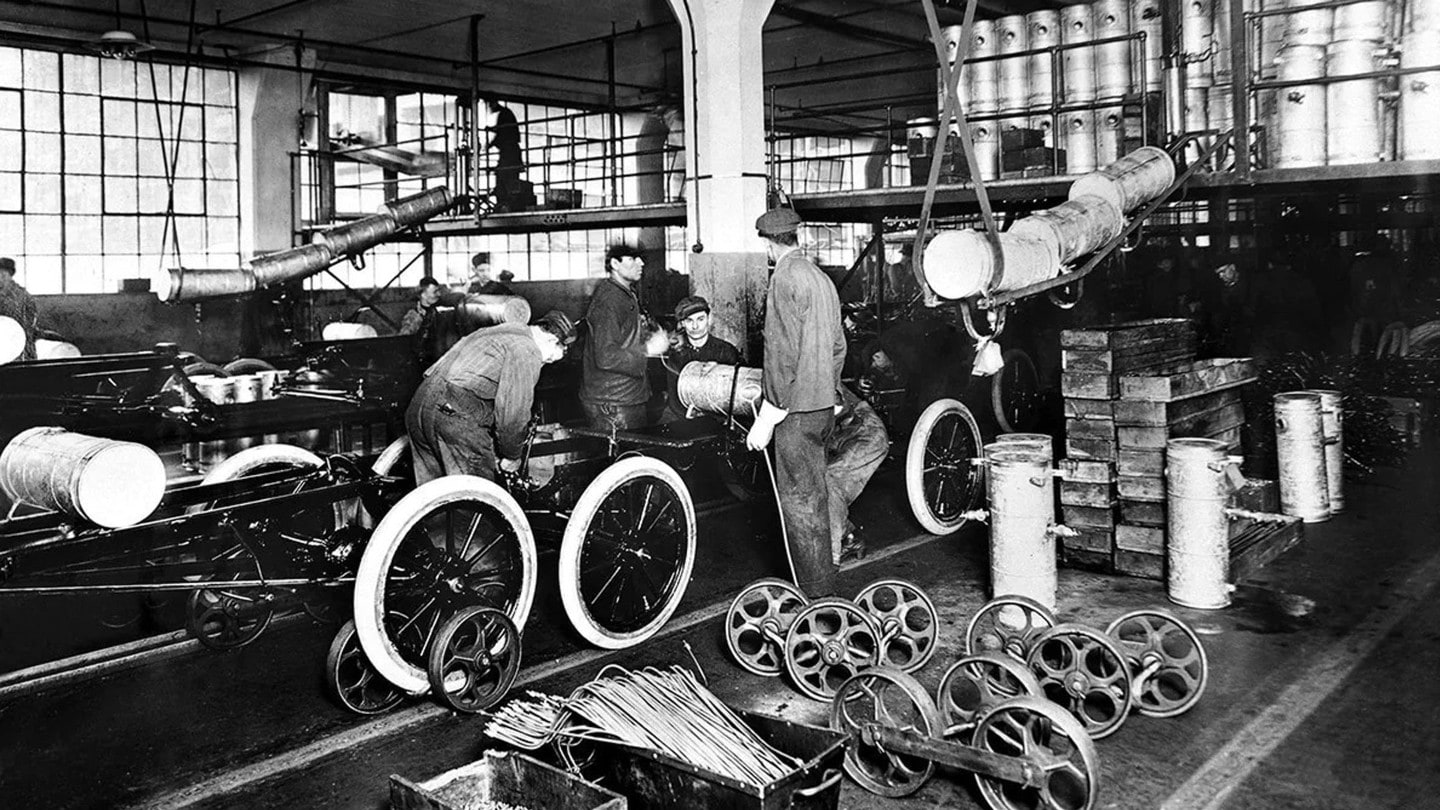 Fabrieksarbeiders van Ford werken aan de productielijn