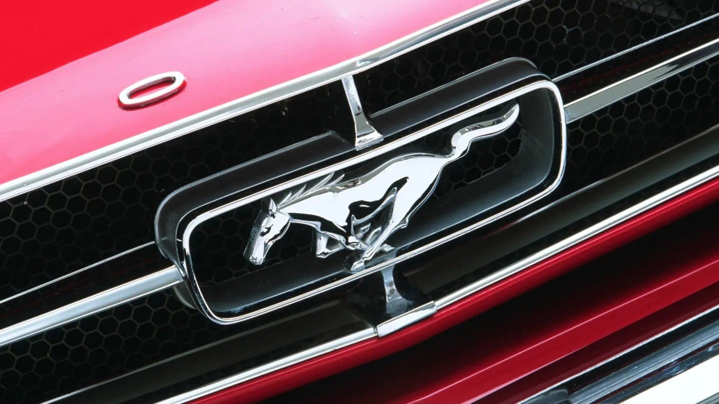 Close-up van het Ford Mustang-logo op rode Ford