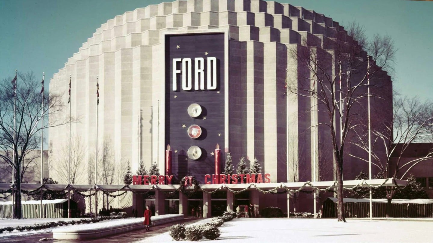 Ford-fabriek met Merry Christmas-bord aan de gevel