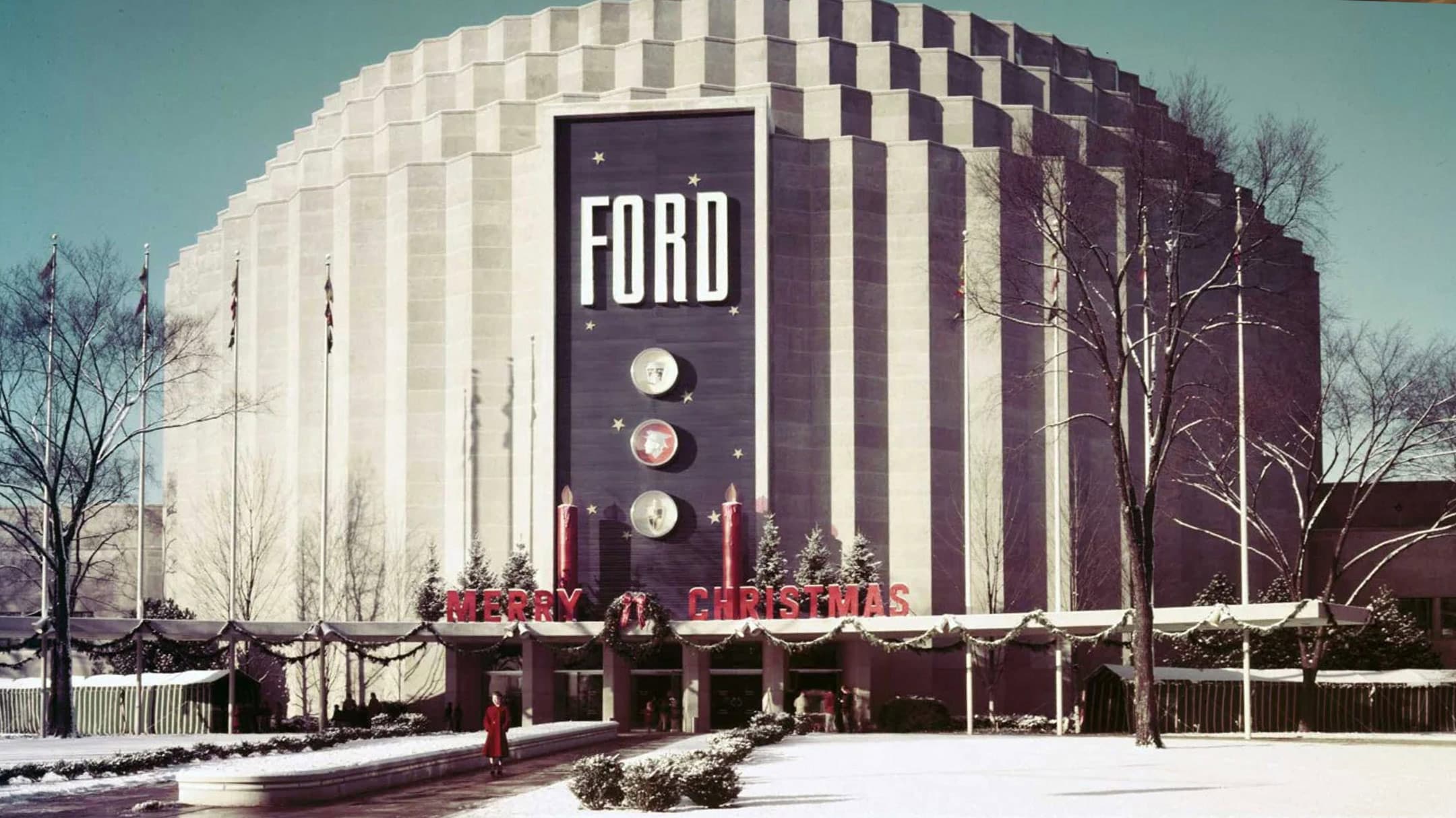 Ford-fabriek met Merry Christmas-bord aan de gevel