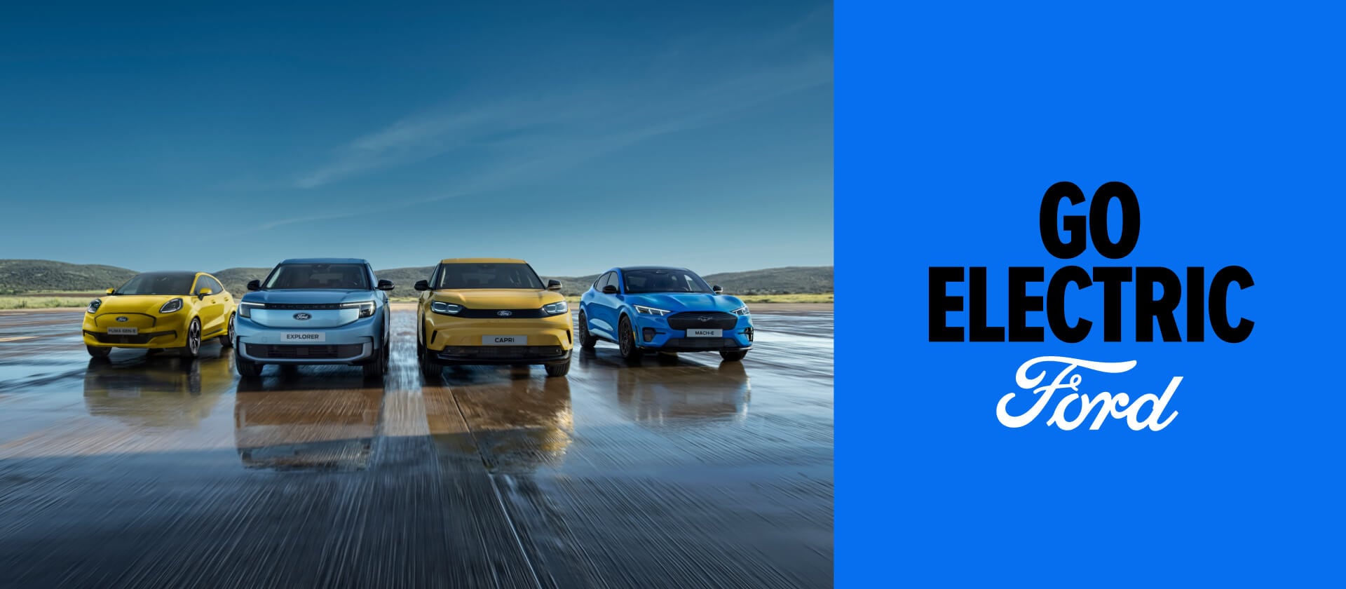 De Ford Puma Gen-E, Ford Explorer, Ford Capri en Ford Mustang Mach-E op een rij op een startbaan, naast een 'Go Electric'-afbeelding op een blauwe achtergrond.
