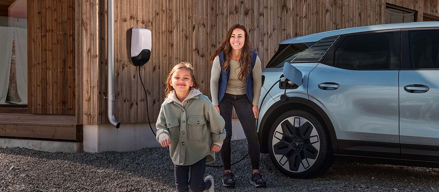 Een gezin vermaakt zich terwijl ze thuis hun elektrische Ford Explorer opladen.
