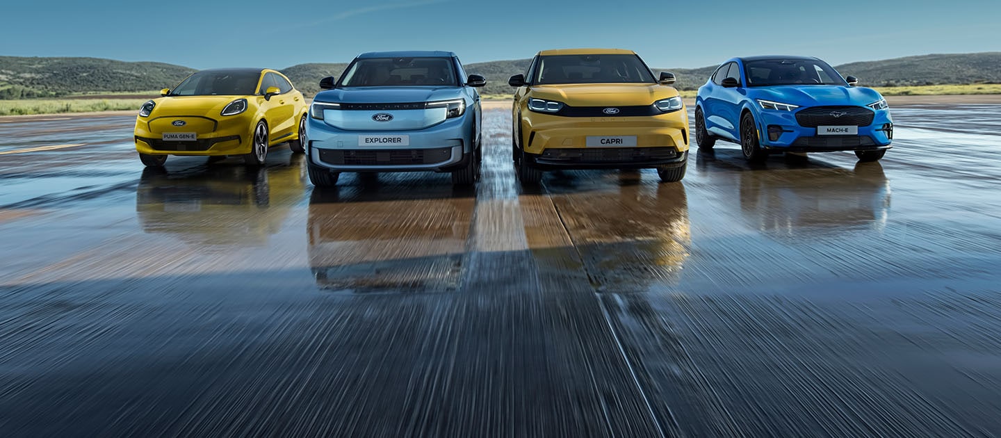 Verschillende EV's van Ford op een rij, met de Ford Puma Gen-E, de Ford Explorer, de Ford Capri en de Ford Mustang Mach-E.