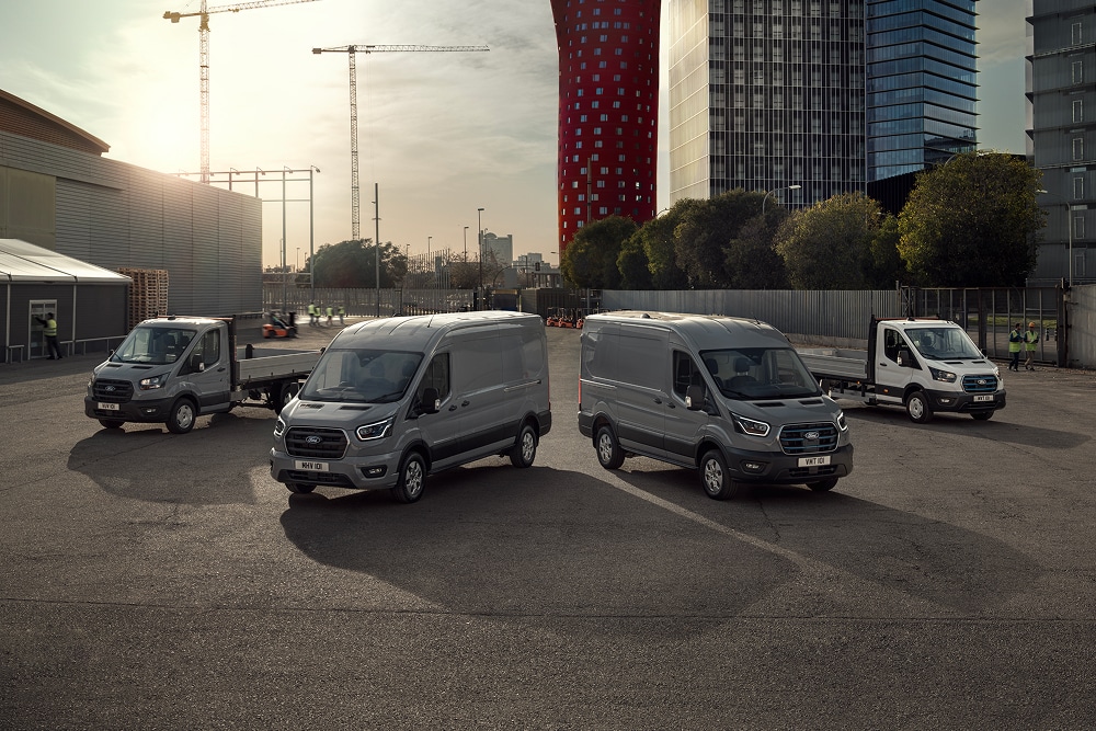 Een close-up van een elektrische oplaadkabel in een elektrische Ford E-Transit Custom-bestelwagen.