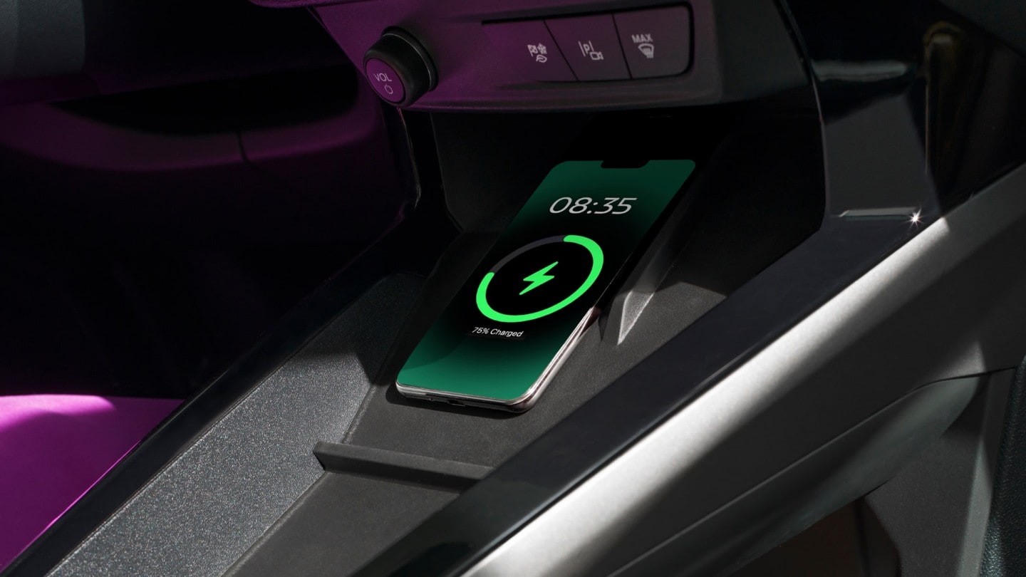 Een smartphone die wordt opgeladen op het dashboard van een Ford-voertuig.