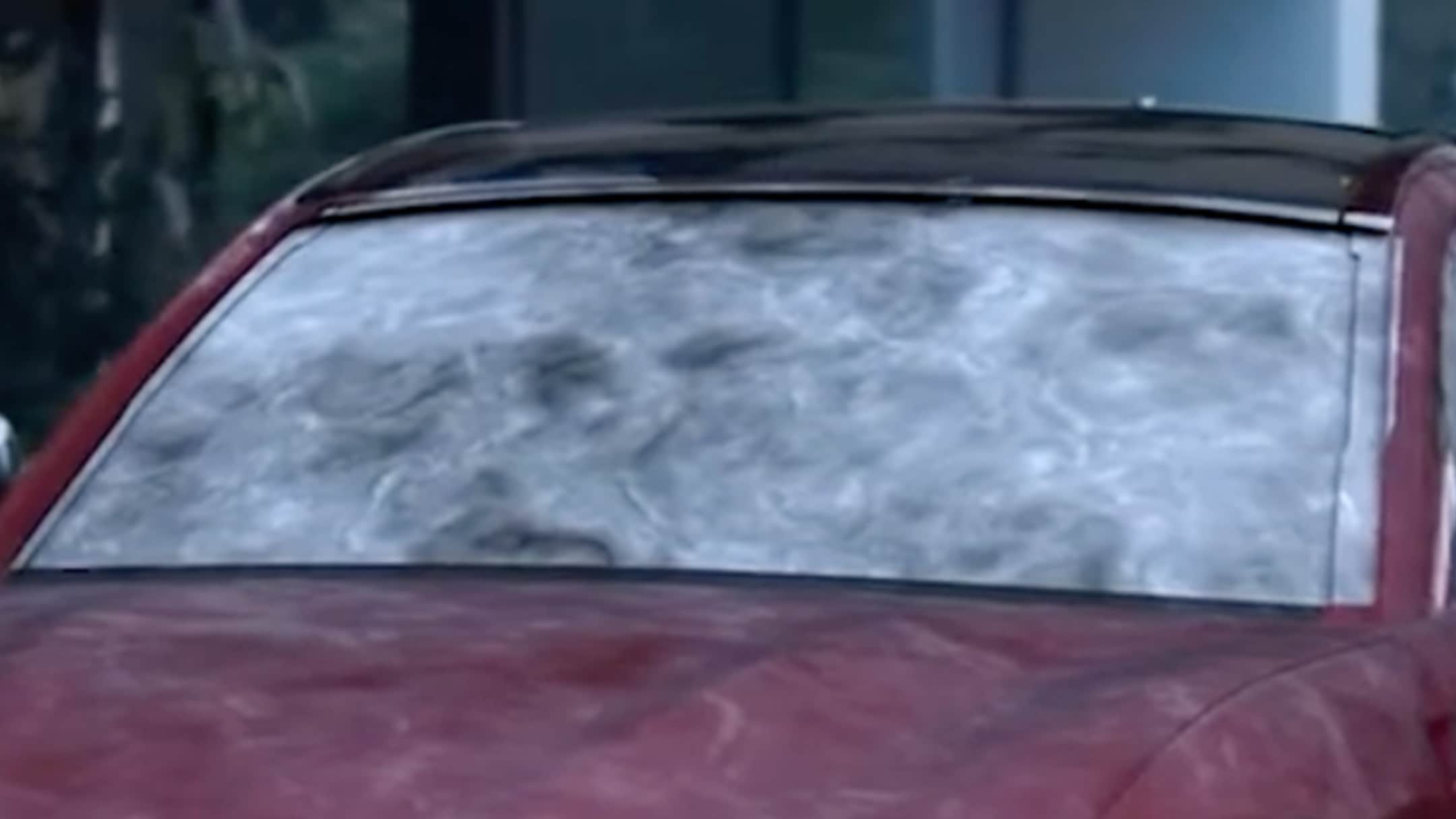Een close-up van een bevroren voorruit van een Ford Mustang Mach-E in de winter.
