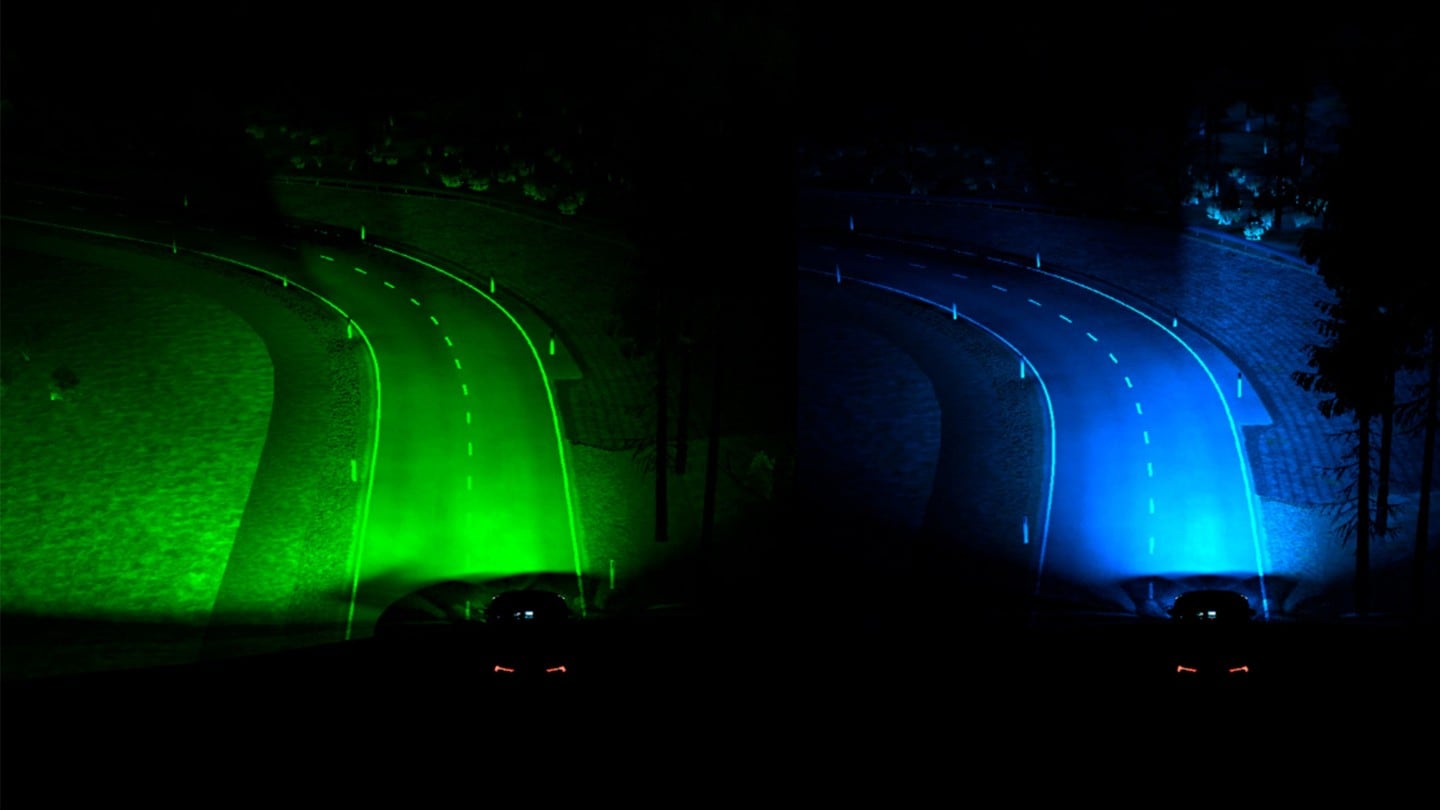 Twee afbeeldingen die de voorspellende dynamische koplampen laten zien, één met groen licht en één met blauw licht.