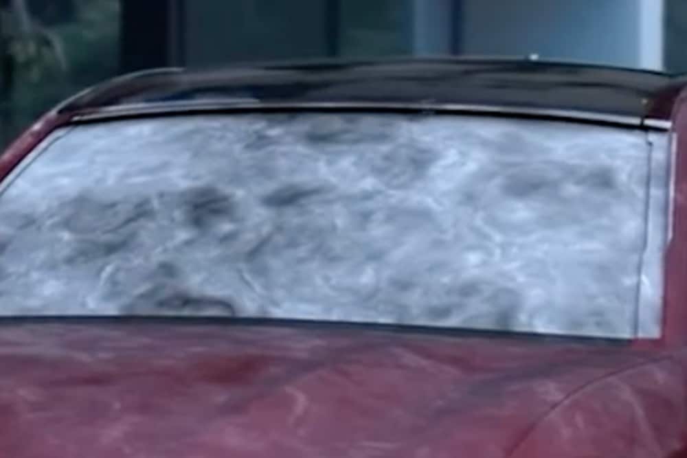 Een close-up van een bevroren voorruit van een Ford Mustang Mach-E in de winter.