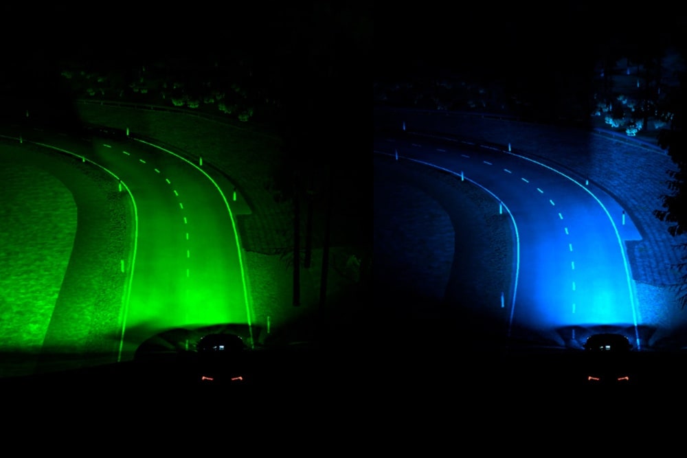 Twee afbeeldingen die de voorspellende dynamische koplampen laten zien, één met groen licht en één met blauw licht.