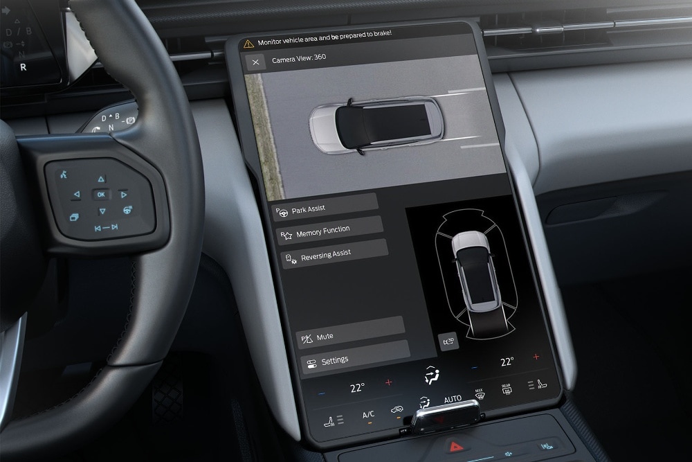 Een close-up van het SYNC-touchscreen in de Ford Explorer, waarop de 360°-camera op het scherm te zien is.
