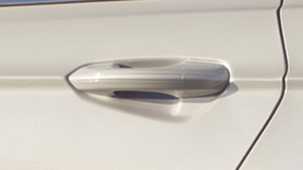 White Ford Mondeo detail of door handle