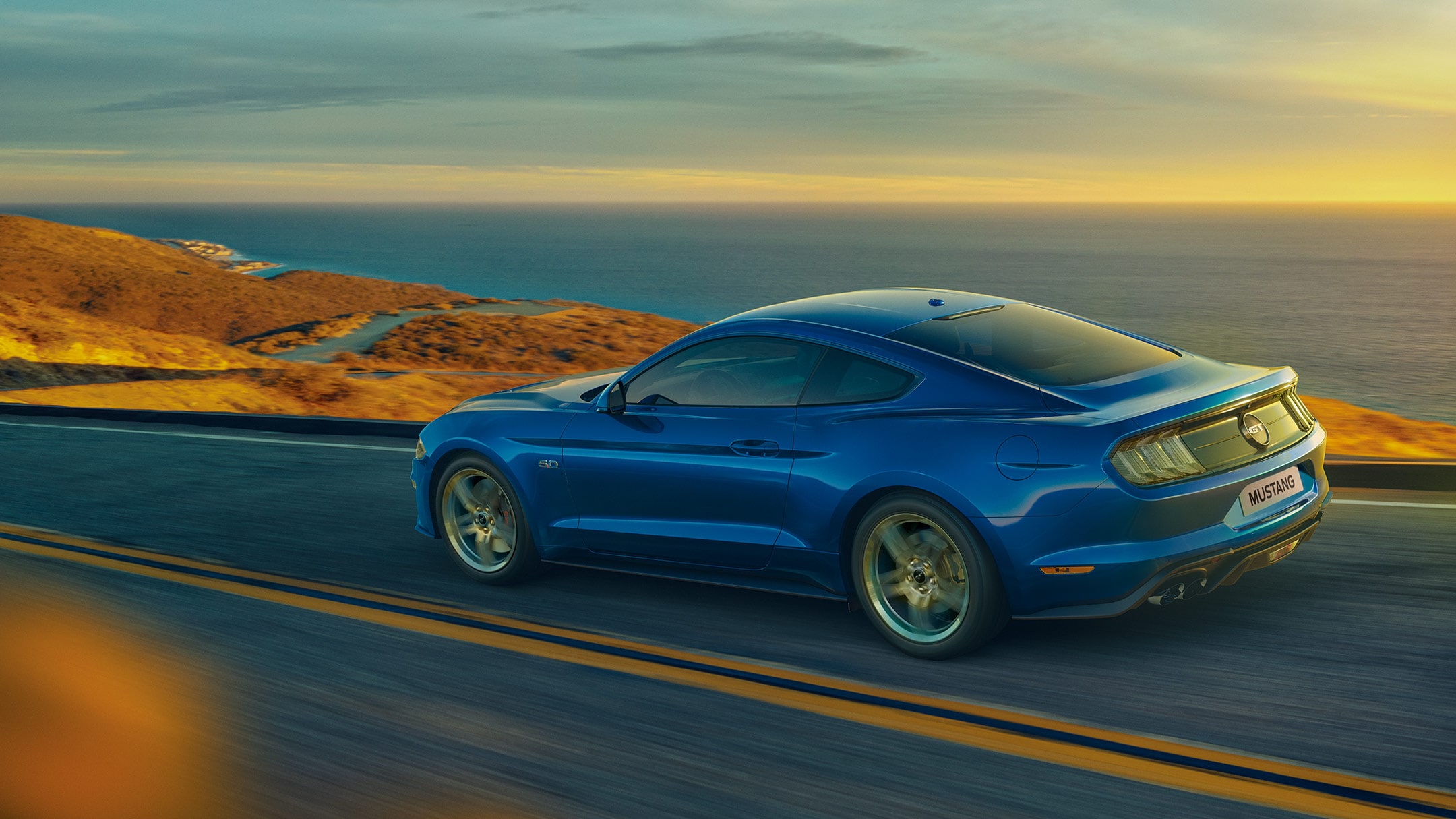 Blauwe Mustang rijdt op de weg