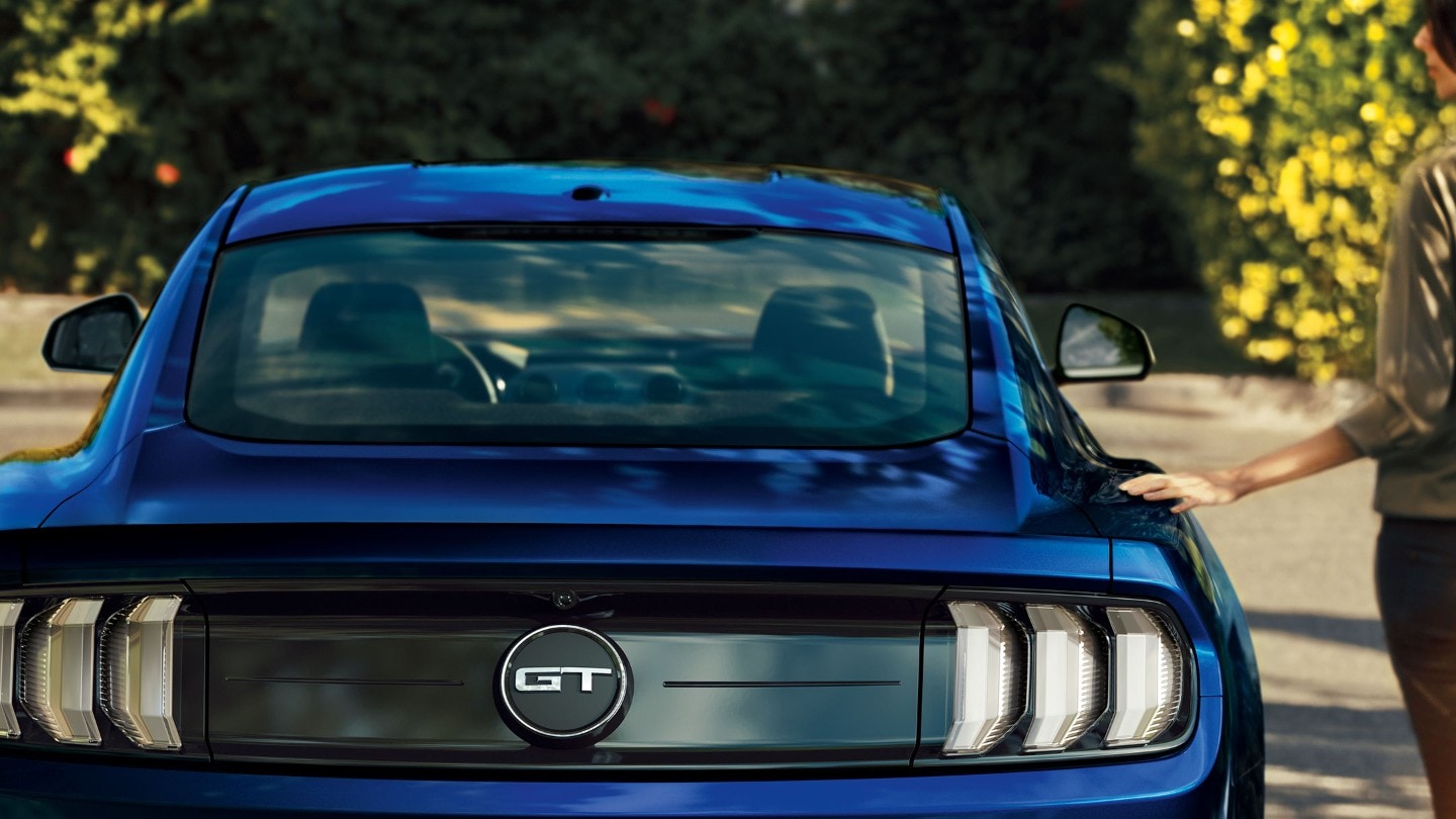 Achterkant van de blauwe Mustang GT