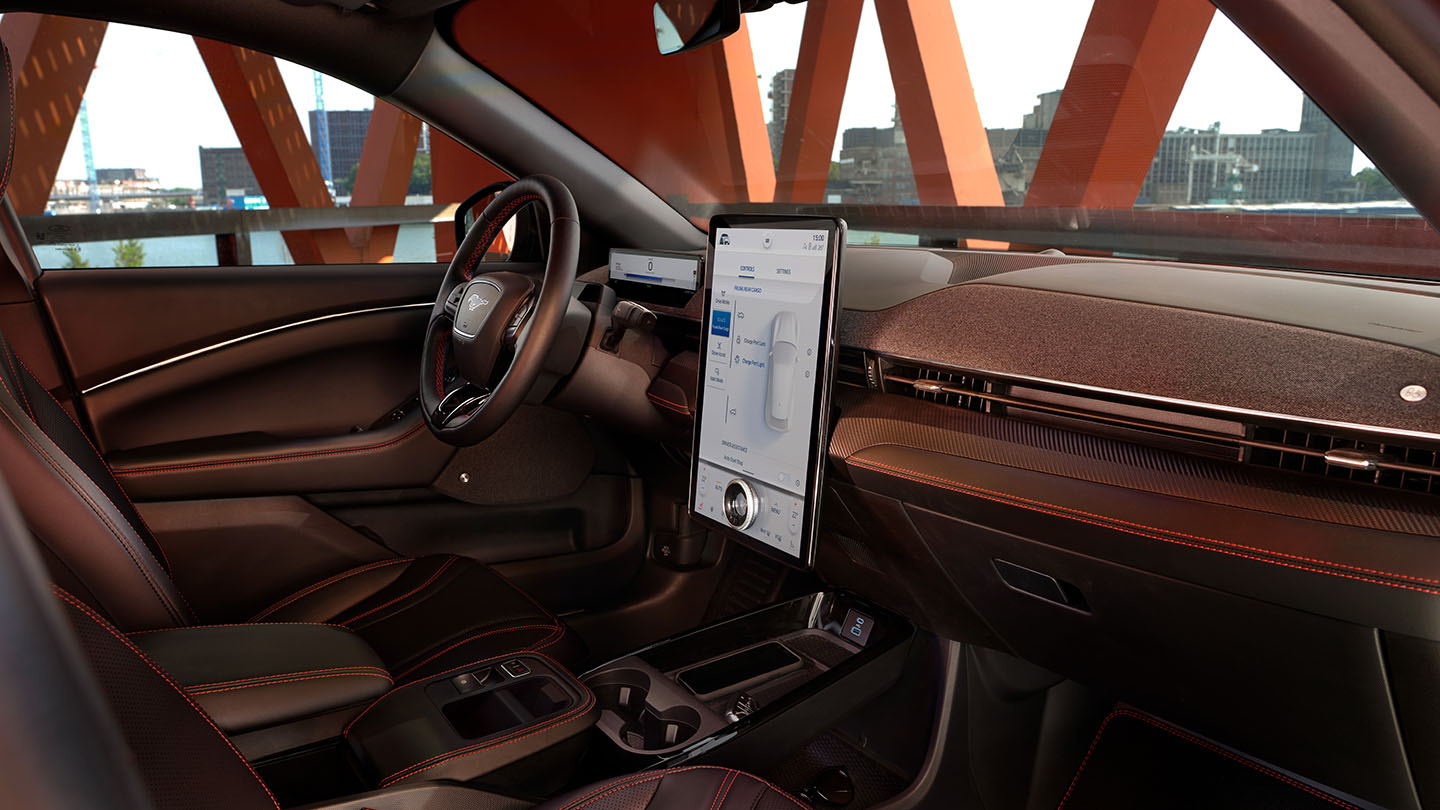 Het interieur van de Ford Mustang Mach-E met het 15,5" SYNC 4-touchscreen en de stijlvolle bekleding.