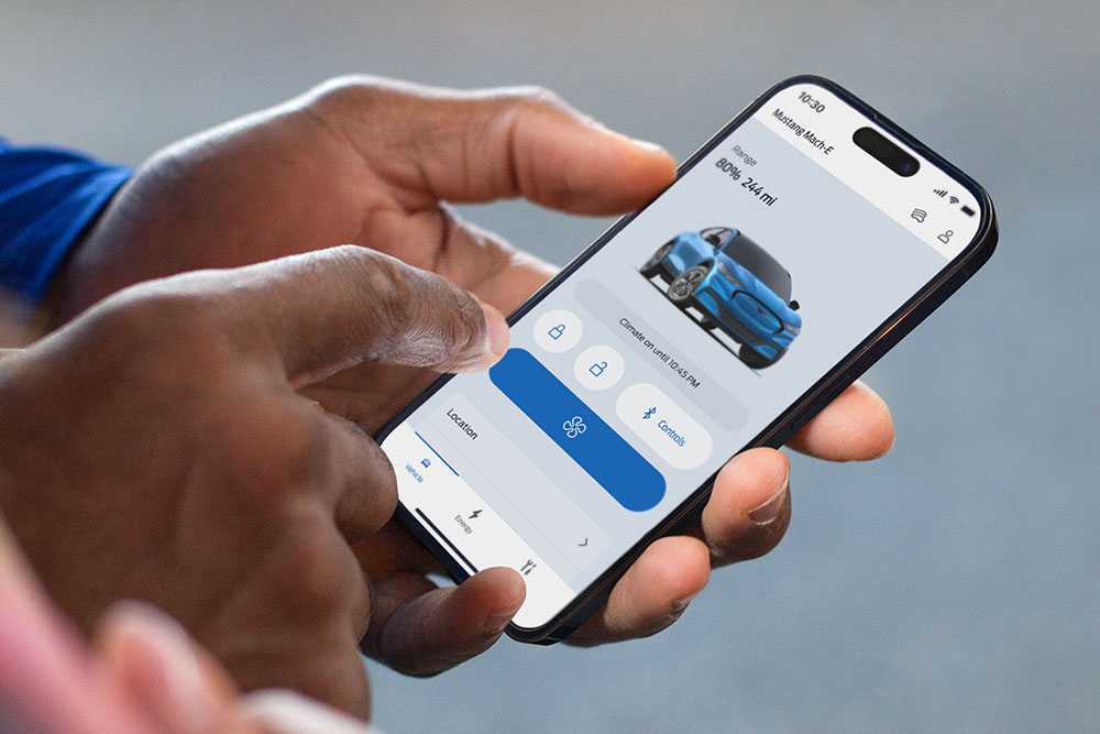 Een close-up van een iPhone met de FordPass-app, met een afbeelding van een Ford Mustang Mach-E en meerdere app-knoppen.