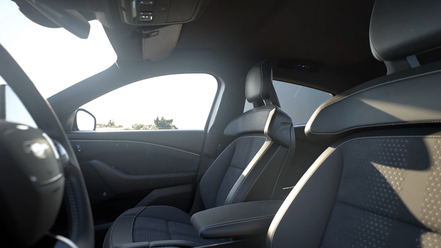Het interieur van de Ford Mustang Mach-E met de twee Ford Performance-stoelen voorin.