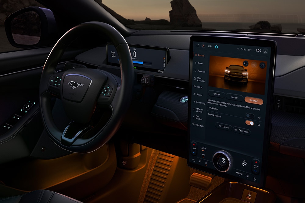 Interieur Ford Mustang Mach-E van SYNC4 scherm, het stuur en dashboard