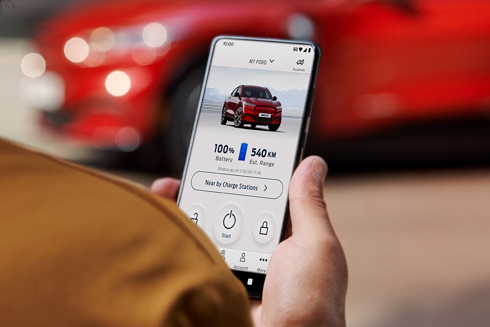 Een persoon die naar de FordPass-app kijkt.