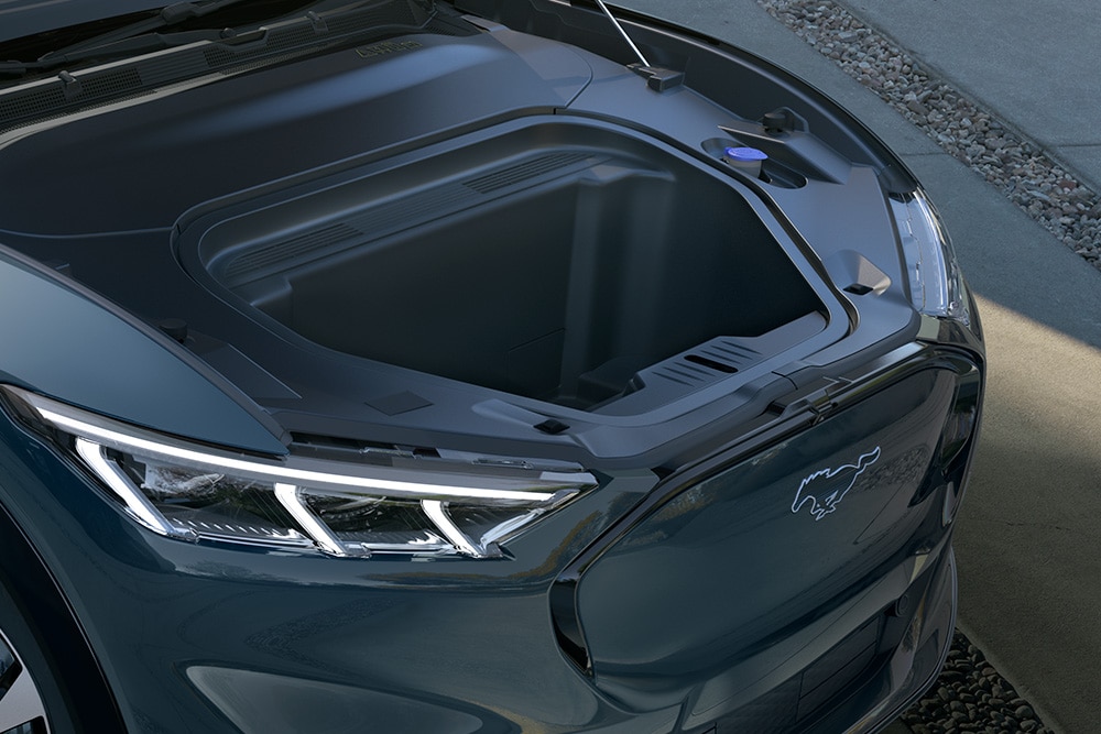 Ford Mustang Mach-E Frunk bagageruimte in gebruik door persoon