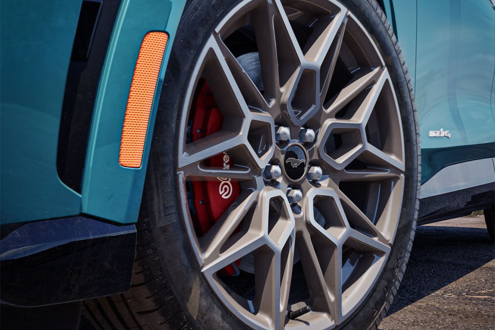 Een close-up van de Ford Mustang Mach-E met de 20" lichtmetalen velgen van gegoten aluminium in Carbonised Grey.