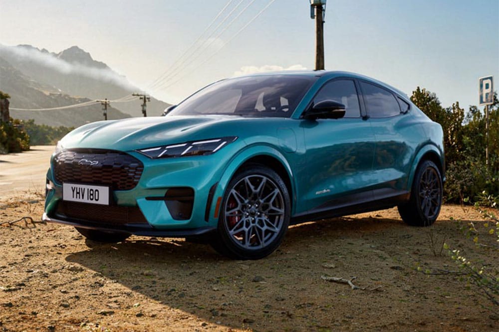 Een close-up van de Ford Mustang Mach-E GT-stylingkit met de unieke honingraatgrille in GT-design.