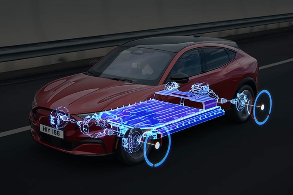 Een rode Ford Mustang Mach-E met een transparante, blauwe schematische weergave van het interne batterijpakket en de elektrische aandrijflijn.
