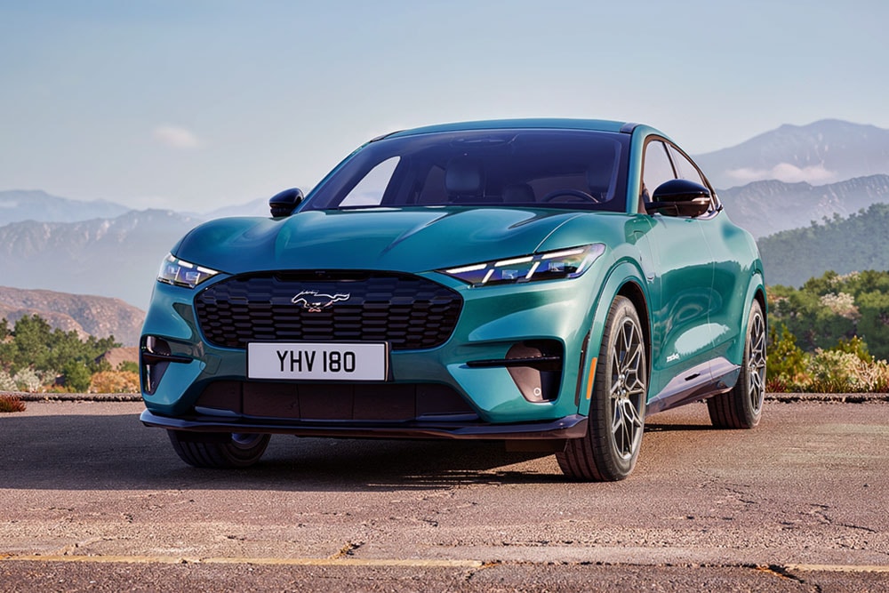 Een close-up van de Ford Mustang Mach-E GT-stylingkit met de unieke honingraatgrille in GT-design.