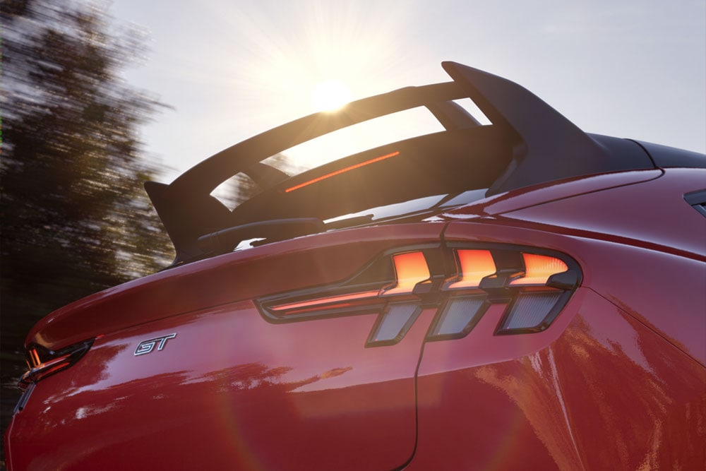 Close-up van de achterspoiler van een Mustang Mach-E GT Rally in Race Red.