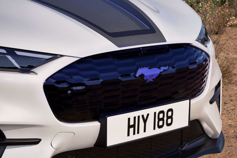 Close-up van de voorbumper van een Star White Mustang Mach-E GT California Special.