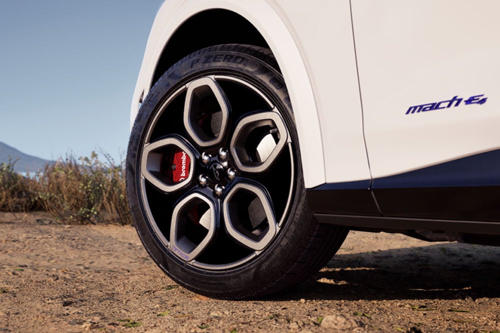 Close-up van het wiel van een Mustang Mach-E GT California Special in Star White.