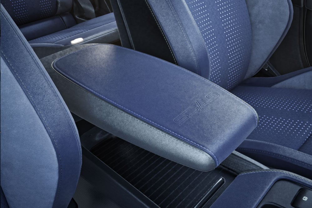 Interieur van een Mustang Mach-E GT California Special, met een close-up van een armleuning.