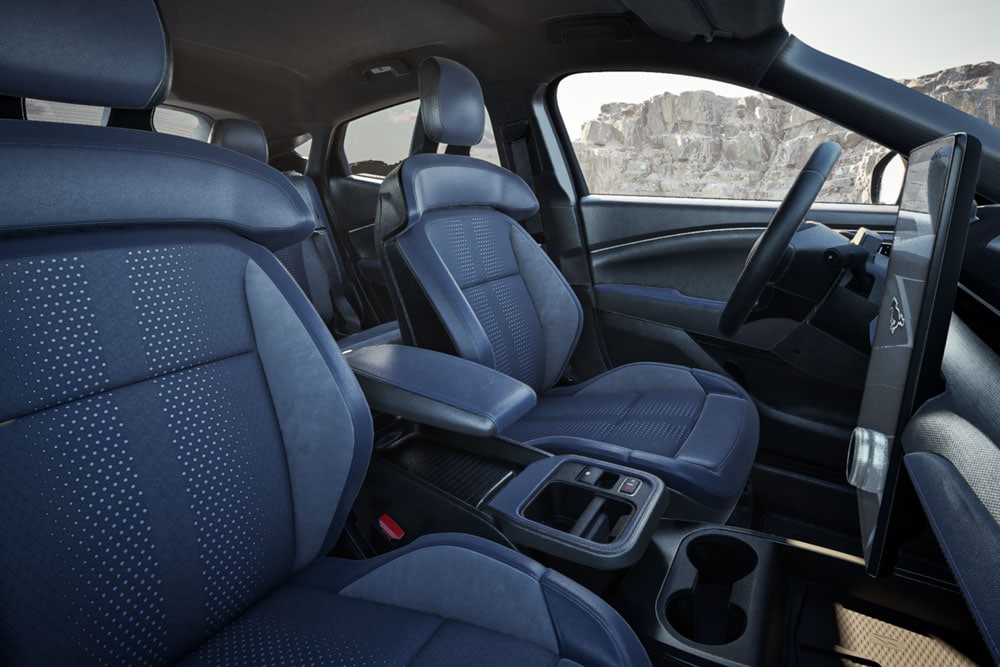 Interieur van een Mustang Mach-E GT California Special, met focus op de voorstoelen en het dashboard.
