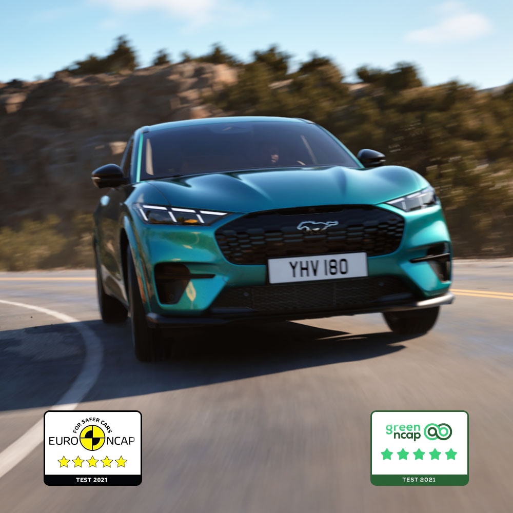 Een Ford Mustang Mach-E GT in Adriatic Blue rijdt op een bergweg.