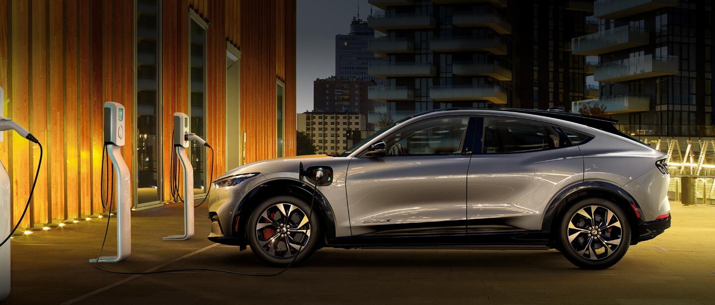 Volledige elektrische Mustang Mach-E SUV opladen | Ford NL