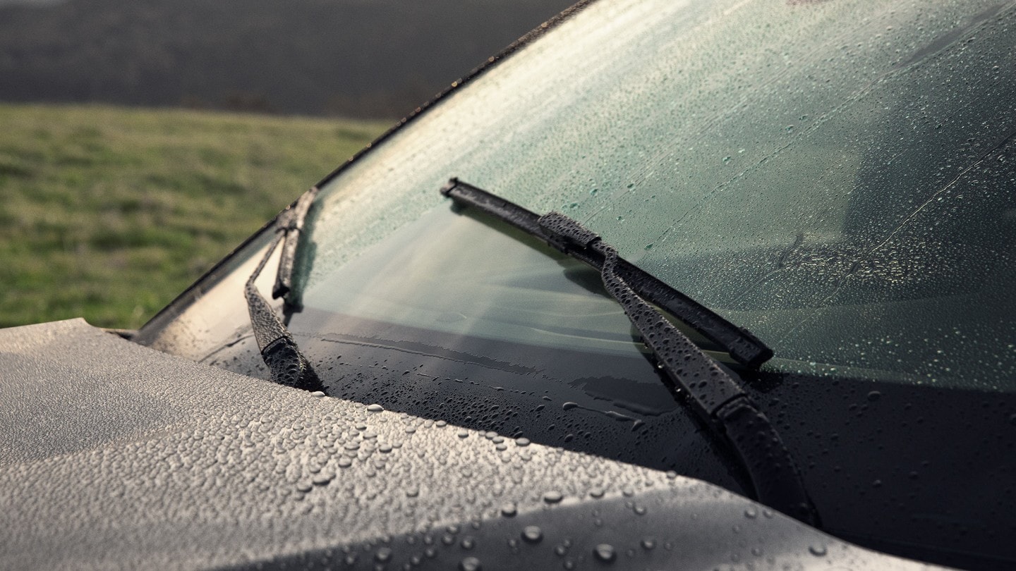 Ford Explorer front wind screen with wipers