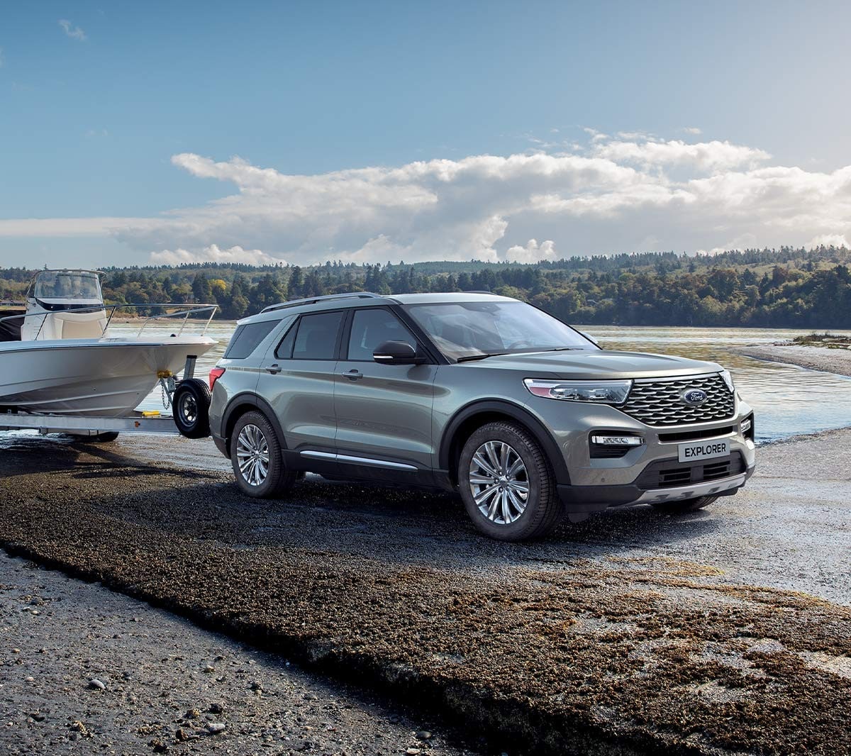 De Ford Explorer met een boot op de aanhanger