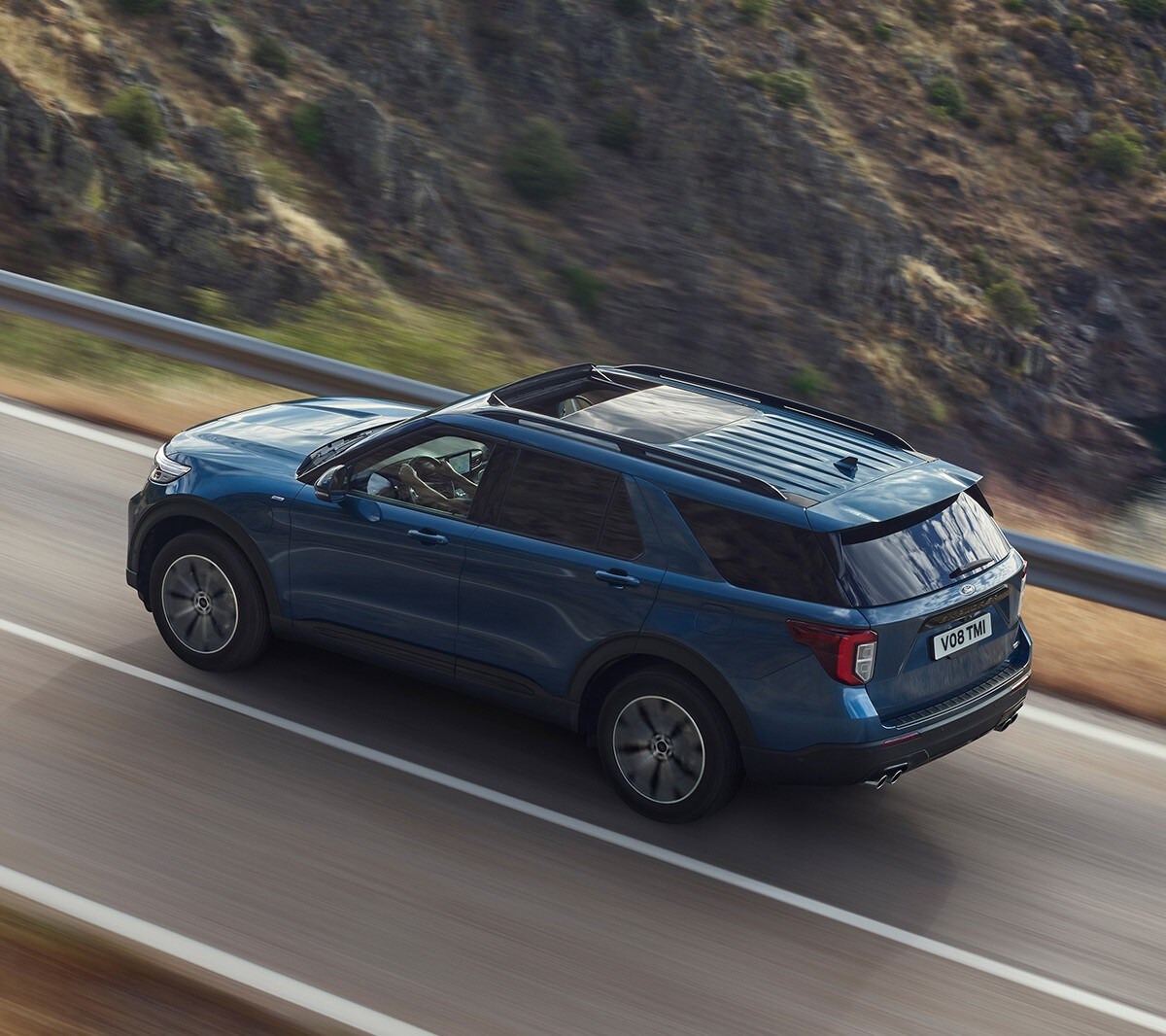 Ford Explorer rijdend over een viaduct in de natuur